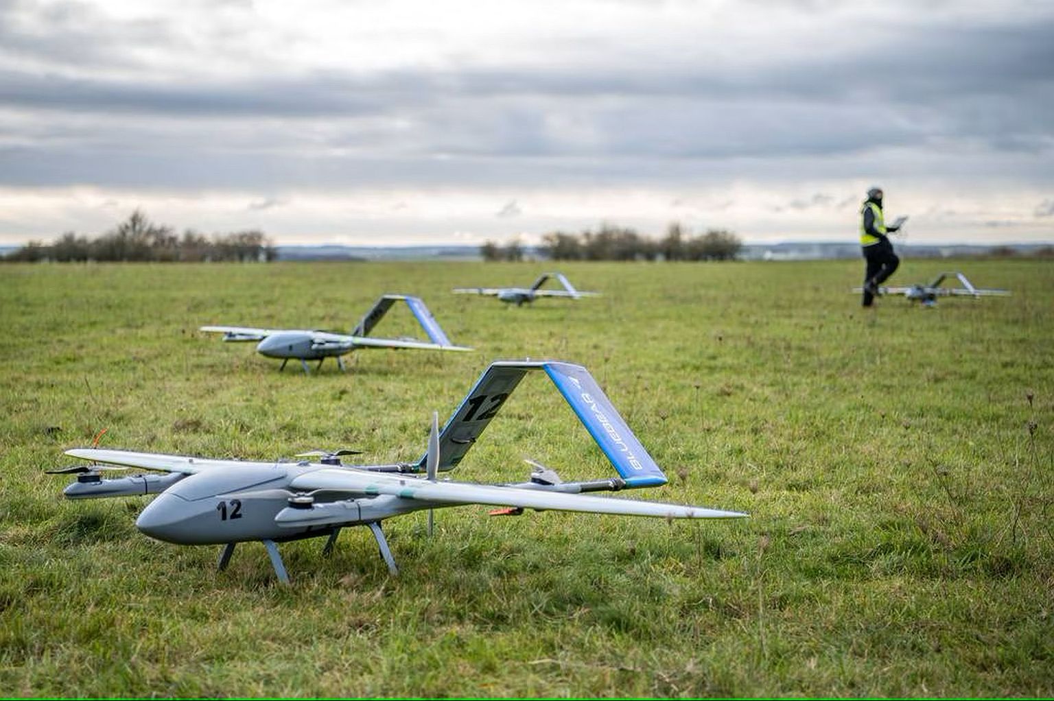 Katsetustel osalesid Ühendkuningriigi droonid Blue Bear Ghost koostöös USA ja Austraalia lahingutehnikaga, masinaid koordineeris tehisintellekt.