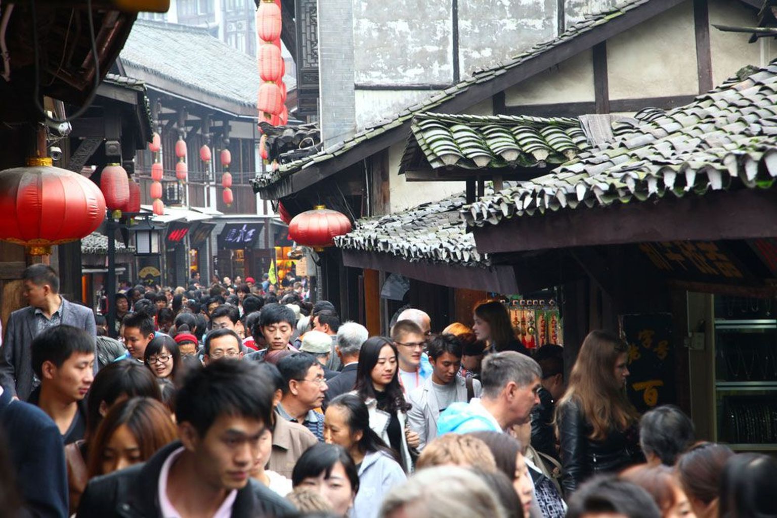 Üks Hiina kiiremini kasvava rahvarvuga linnadest Chongqing pakub palju põnevaid võimalusi nii äri- kui ka puhkusereisijatele.