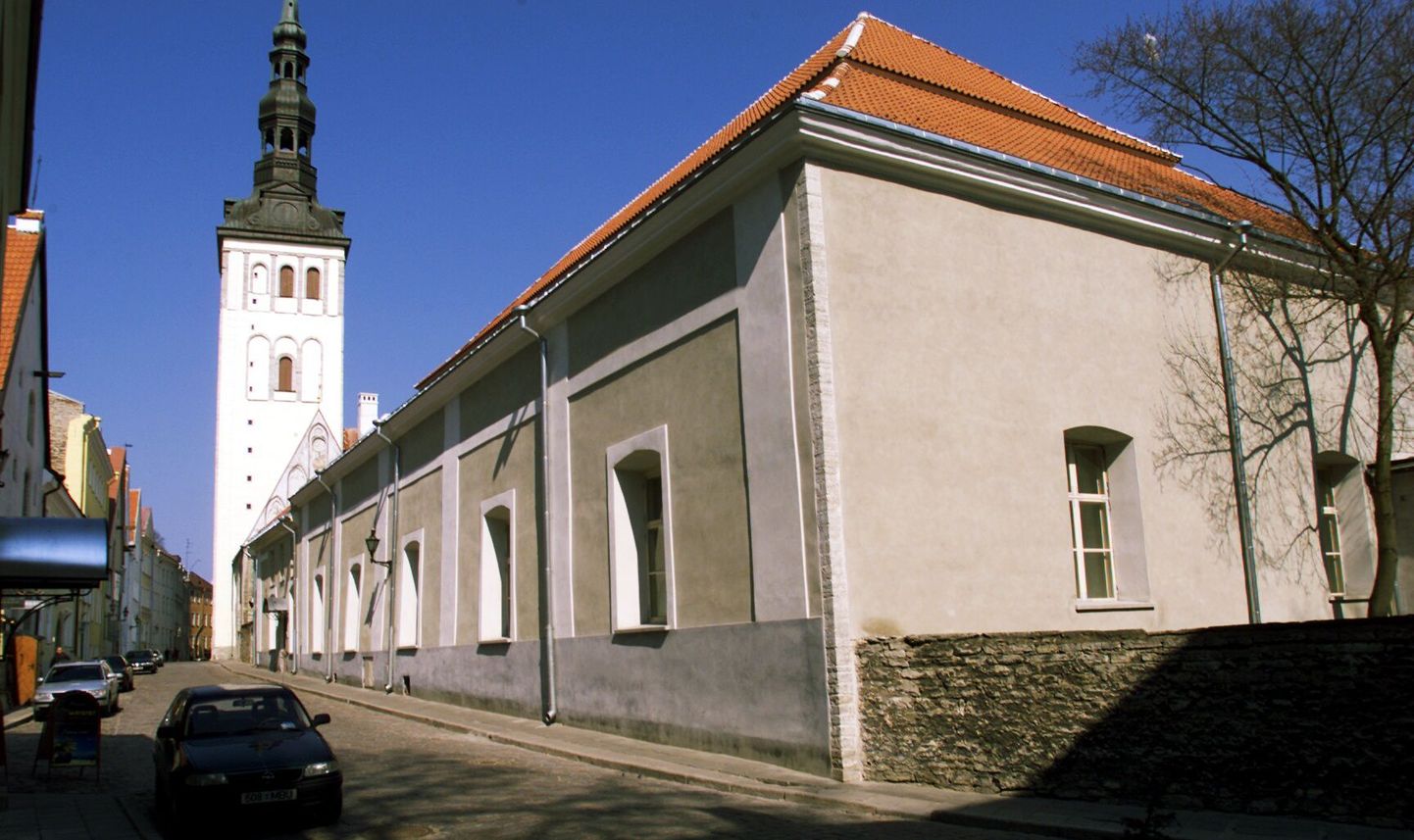 Niguliste kirik (taamal), ees Rootsi-Mihkli kirik.