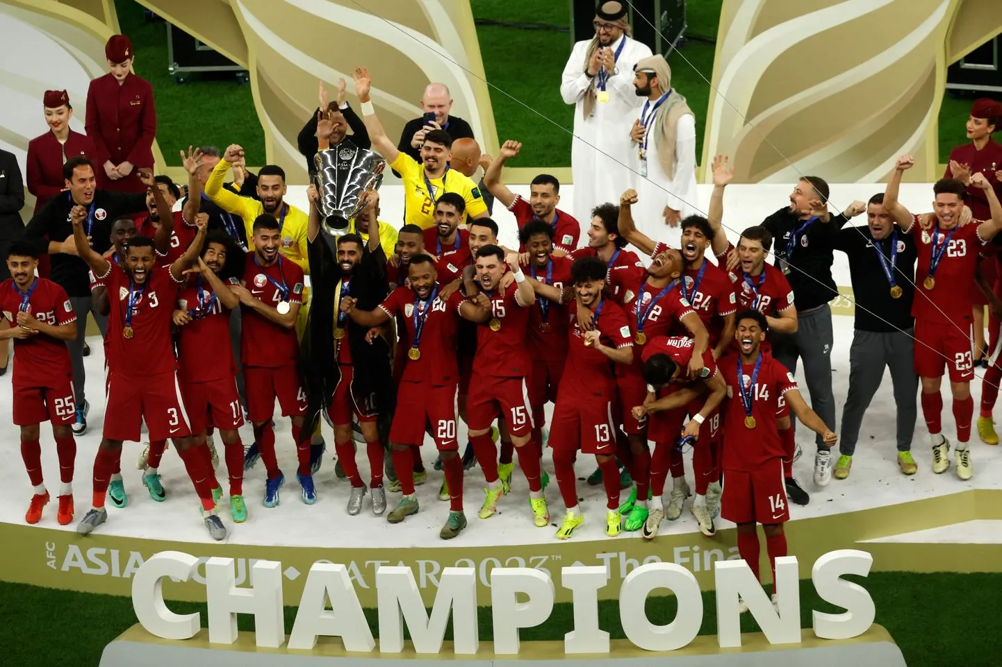 Сборная Катара по футболу празднует победу на домашнем Кубке Азии.