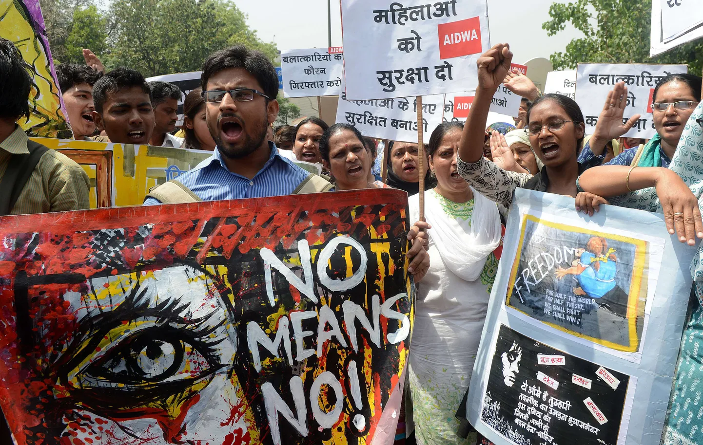 Meeleavaldajad New Delhi politsei peakorteri ees väljendamas oma viha ja nördimust jätkuva jõhkra seksuaalvägivalla toimumise üle.