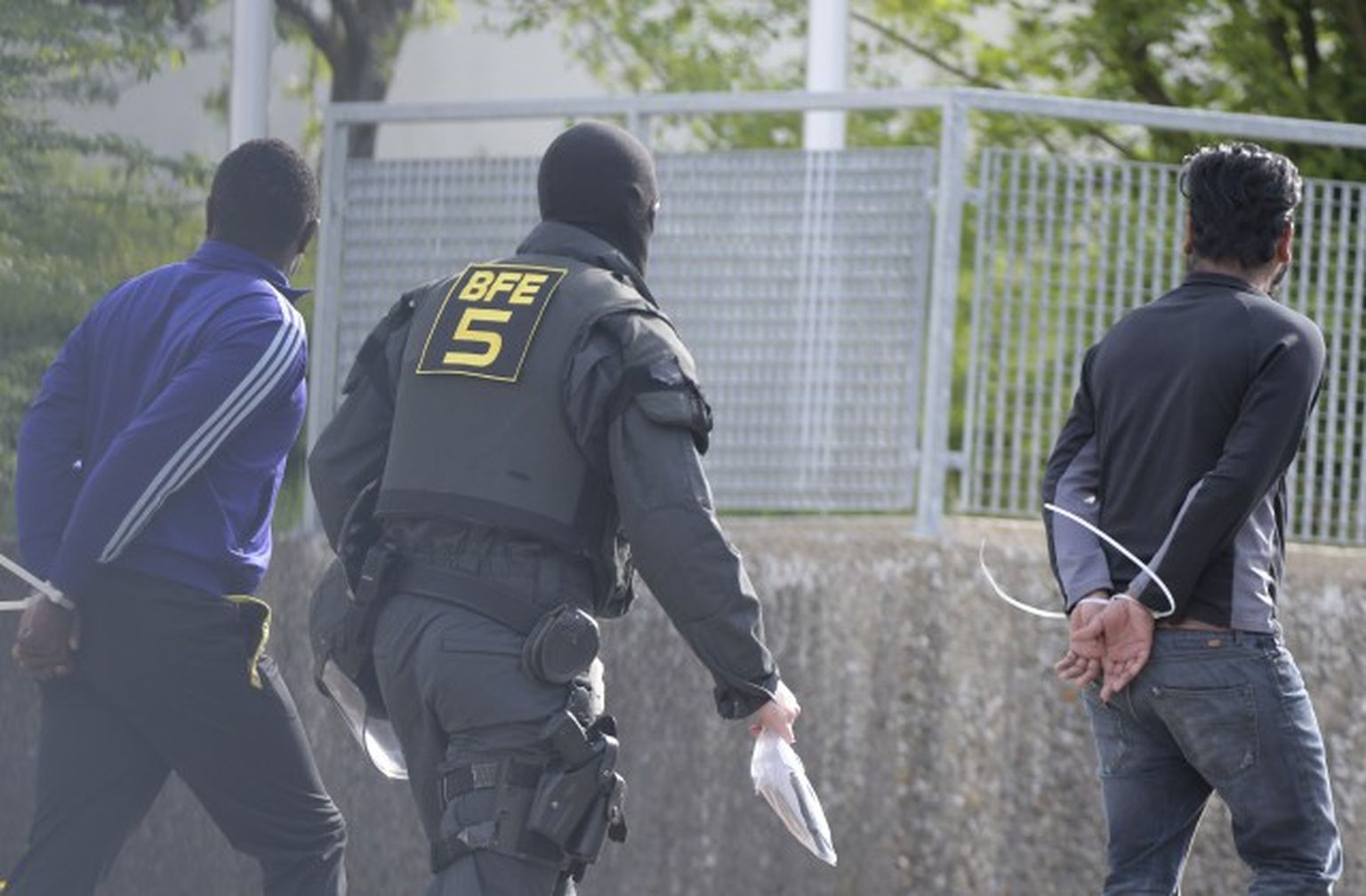 Vācijas policija veic operāciju bēgļu mītnē