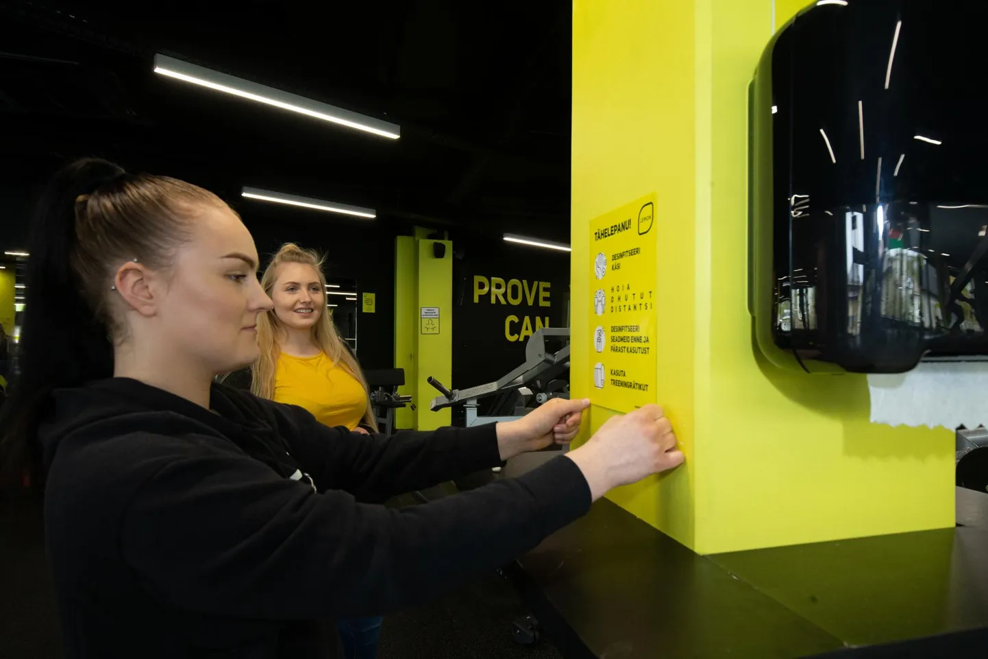 Eile õhtul tegid Tartu spordiklubis Lemon Gym viimaseid ettevalmistusi administraator Kristiina Theresa Kuusik ja tagaplaanil vanemadministraator M.P.
