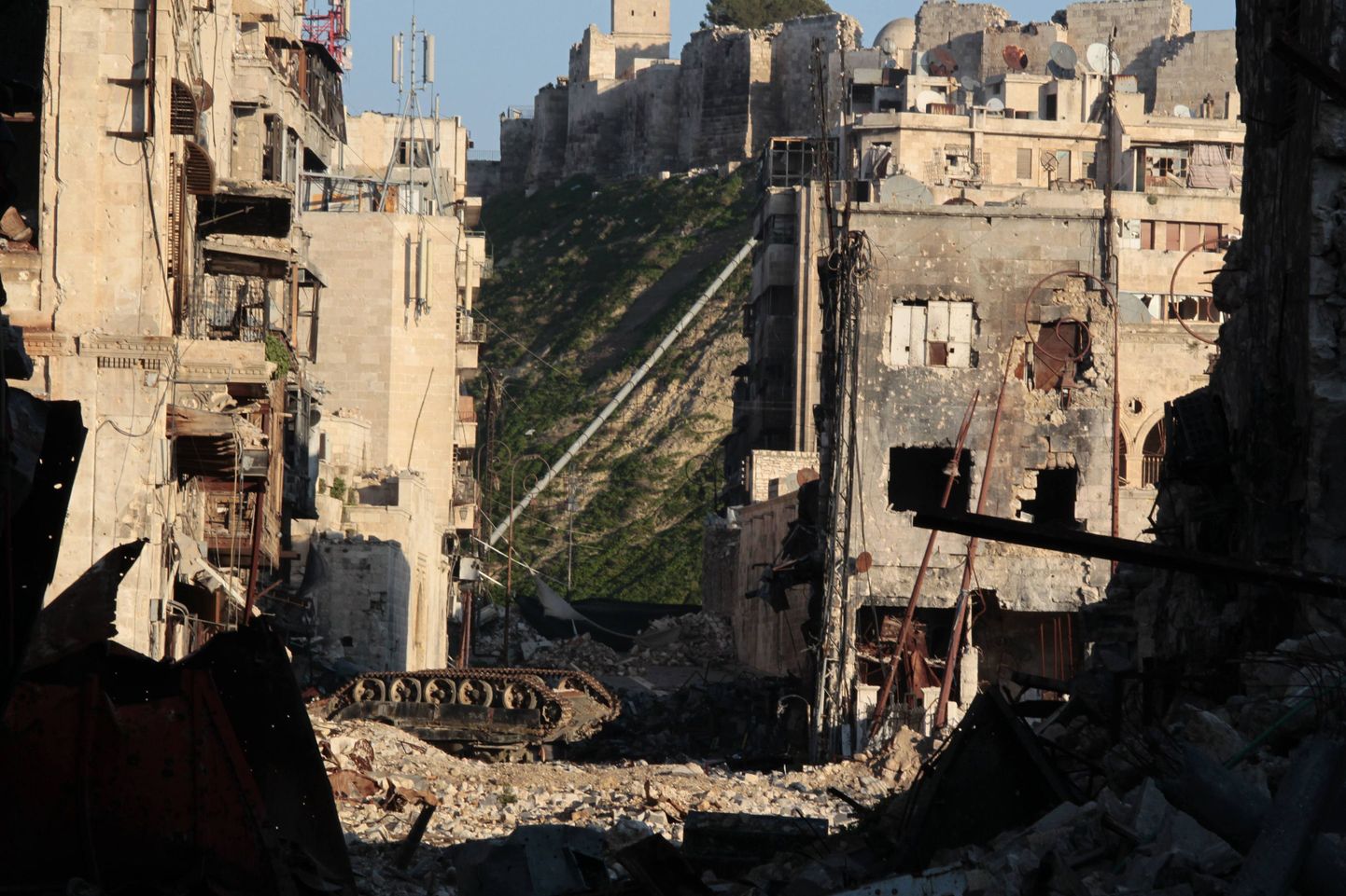 Ümberpööratud tank ja majade varemed Aleppo ajaloolises keskuses.