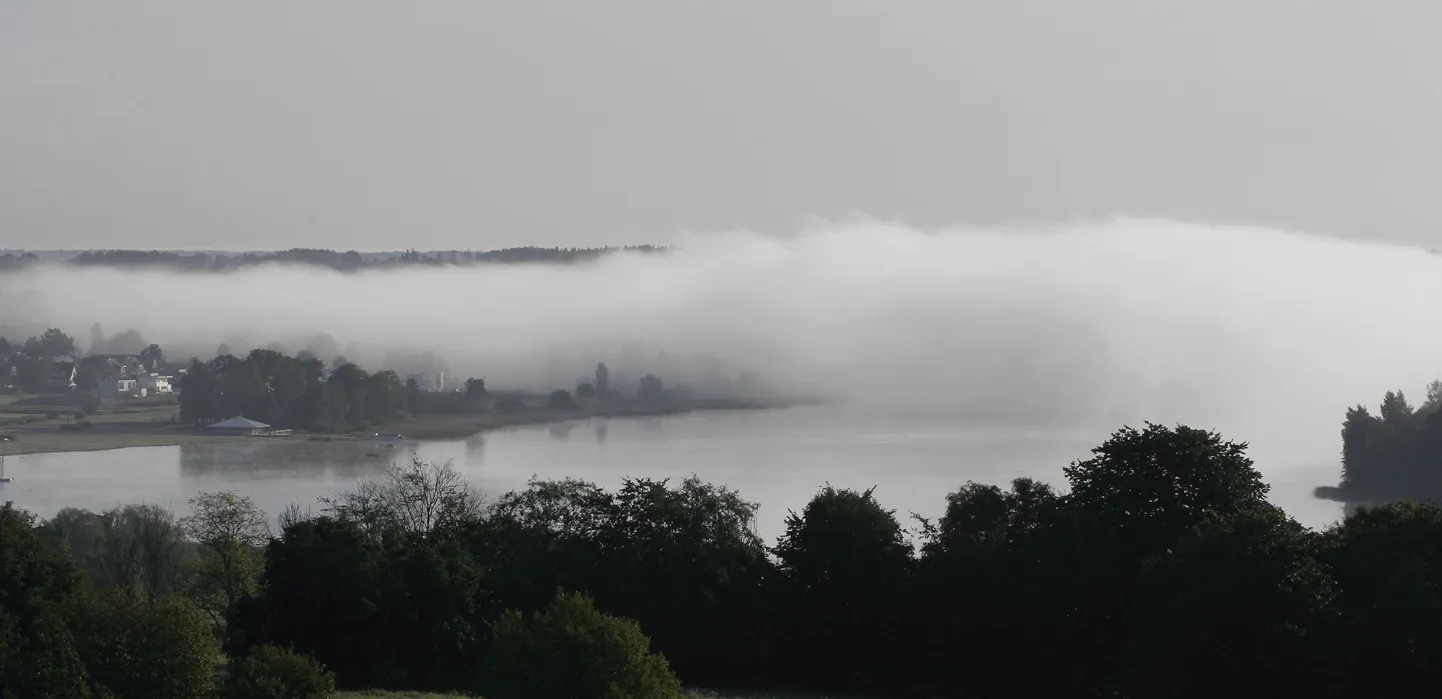 Ööd ja hommikud on juba üsna jahedad ja udused. Pildil udune hommik Viljandi järvel.