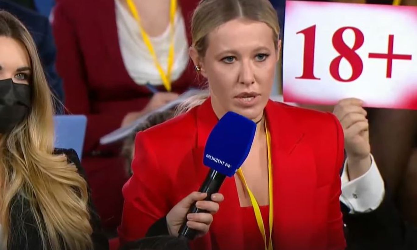 "Не видно тебя. Далеко" Собчак надела красное, чтобы