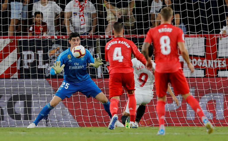 Madridi Reali väravavahi Thibaut Courtois’l (sinises) oli Hispaania kõrgliigas keeruline tööpäev: pall tuli selja tagant välja võtta kolm (!) korda.