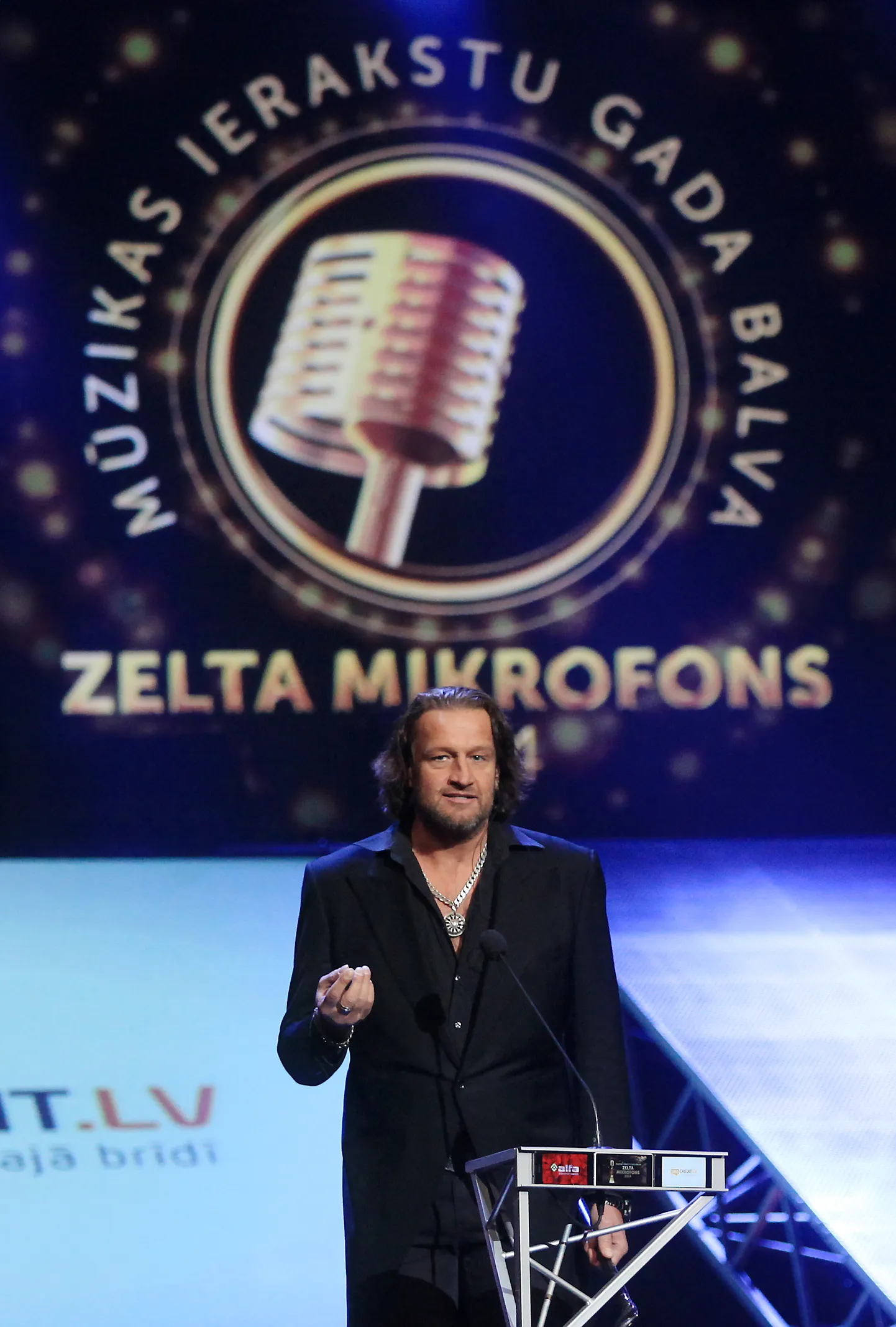 Multimākslinieks Kaspars Bindemanis piedalās mūzikas ierakstu gada balvas "Zelta mikrofons" pasniegšanas ceremonijā Latvijas Nacionālajā operā.