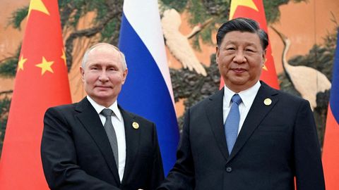 JÜRI KOTŠINEV ⟩ Putin ähvardab Läänt pilduda «räpaste kividega»