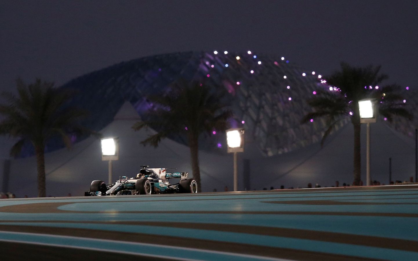 Abu Dhabi GP-l stardivad esireast Mercedesed.