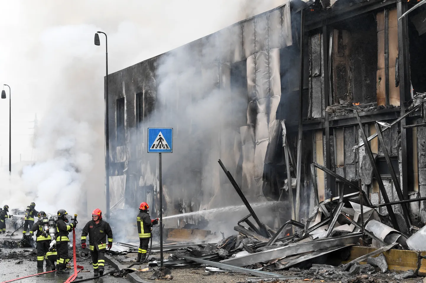 Väikelennuk rammis kontorihoonet Milanos.