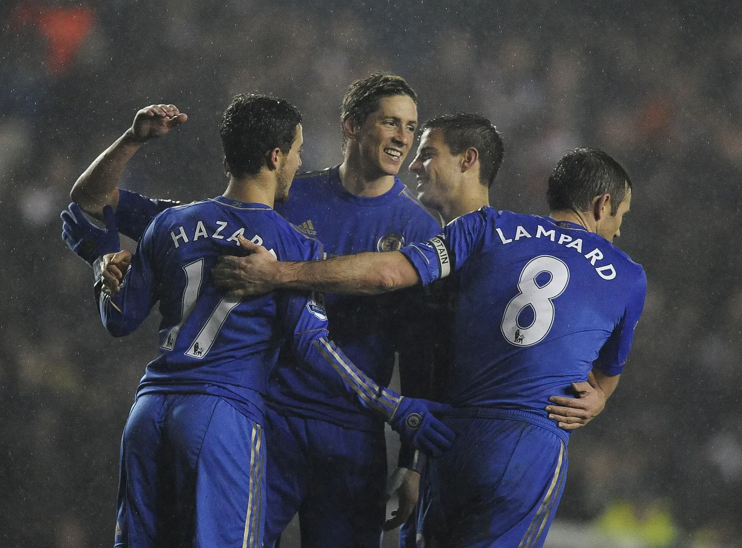 Chelsea mängijad väravat tähistamas.