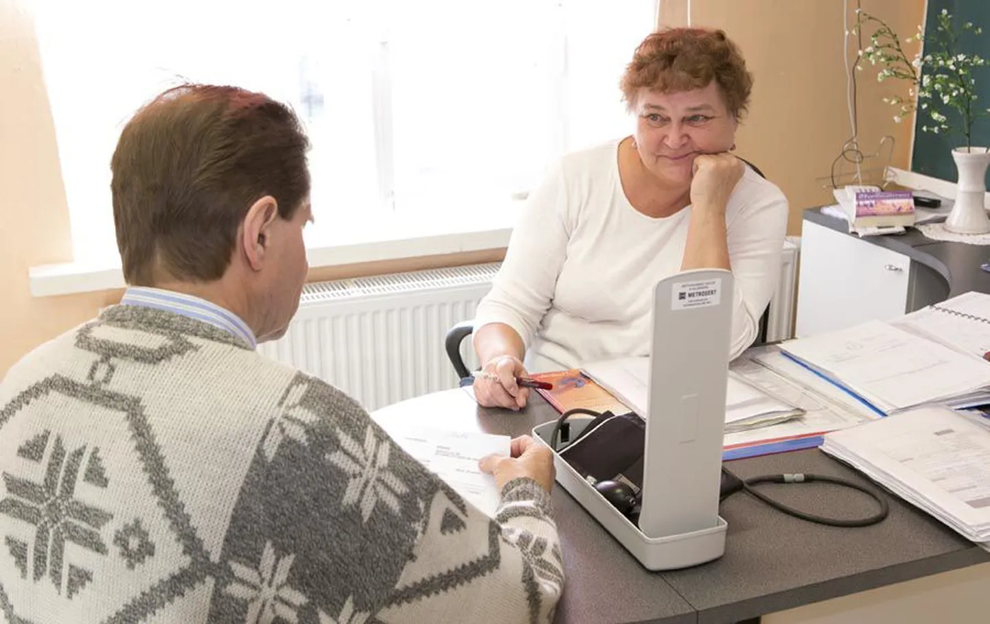 Kärstna ja Suislepa perearst Elve Lillemägi lausus, et perearsti juurde tullakse erisuguste hädadega. Kui üks laseb end puugi vastu vaktsineerida, siis teist vaevab gripp.