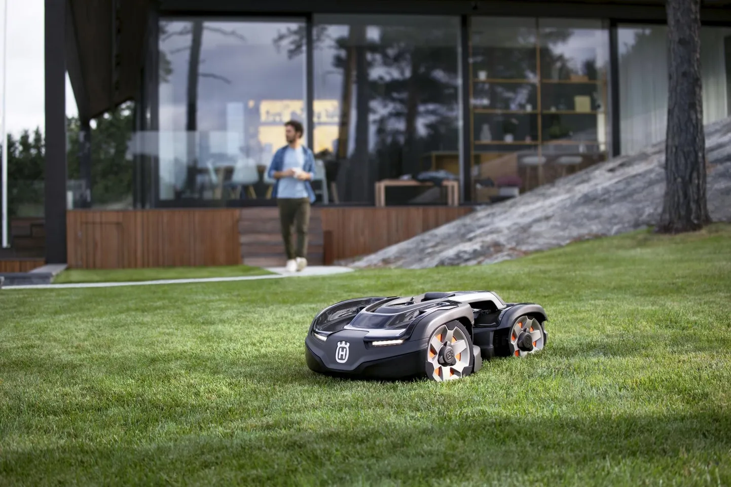 Husqvarna tehisintellektiga robotmuruniiduk Automower 435X AWD saab hakkama iseseisvalt kogu suve.