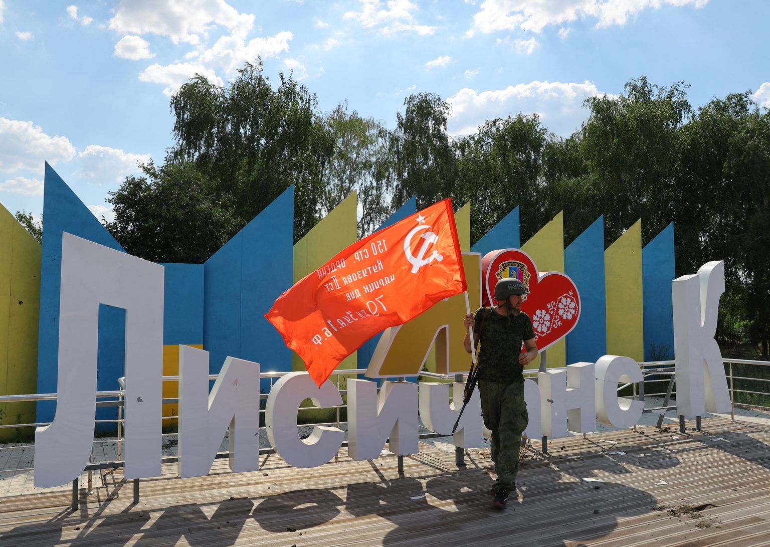 Vene sõdur nn Võidu lipuga Lõssõtšanski linnasildi juures.