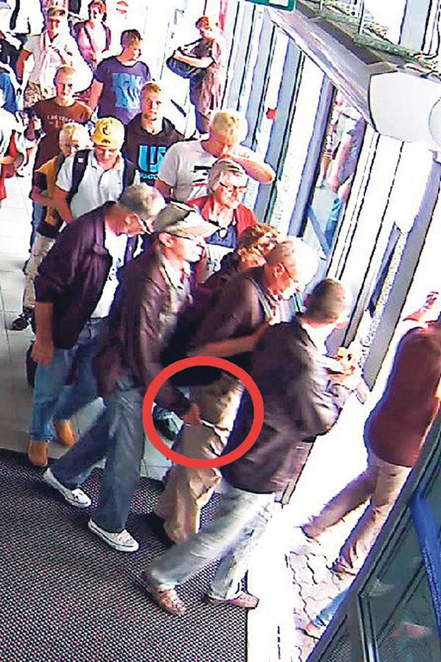 Этот кадр с камеры видеонаблюдения был сделан в 2011 году, когда карманник по имени Вадим вытащил кошелек у туриста в дверях пассажирского порта. Находившийся справа от жертвы подельник не сумел прикрыть руку «щипача».