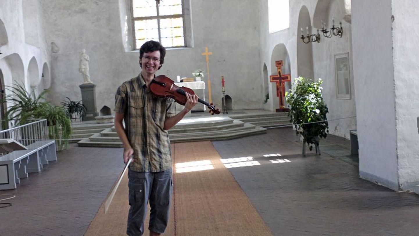 Viiulivirtuoos Jevgeni Sviridov südasuvel Viljandis päikesekuldses Jaani kirikus, kus ta lummas vanamuusika festivali publikut.