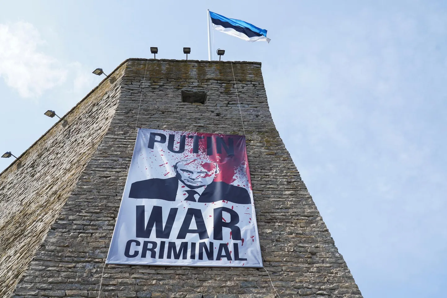 Plakat «Putin on sõjakurjategija» Narva linnusel 9. mail 2023.