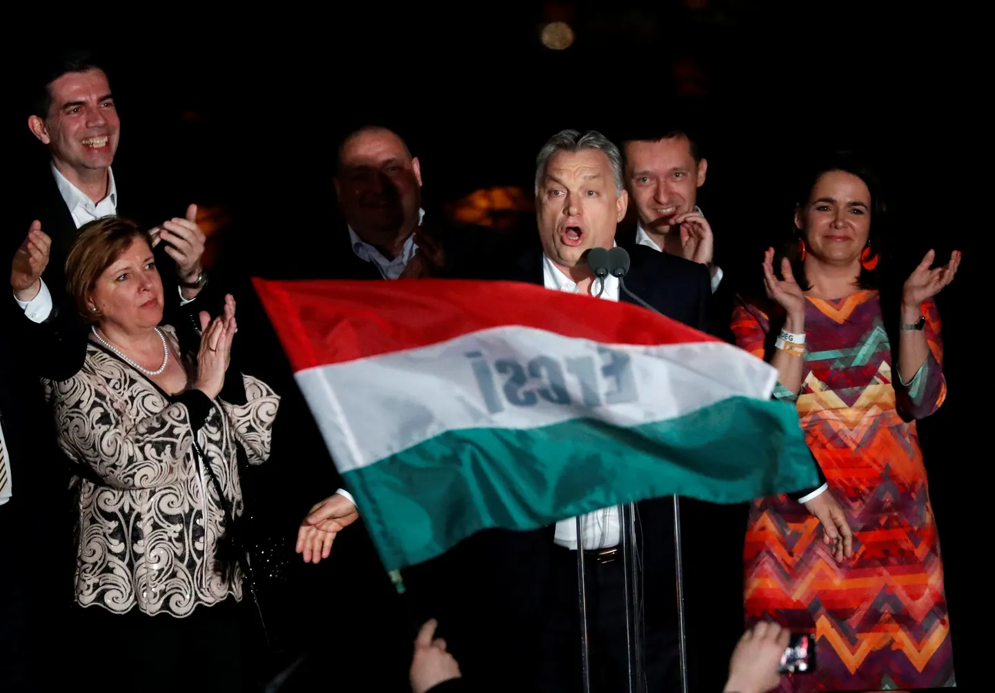Peaminister Viktor Orban toetajatega peale esialgsete tulemuste selgumist.