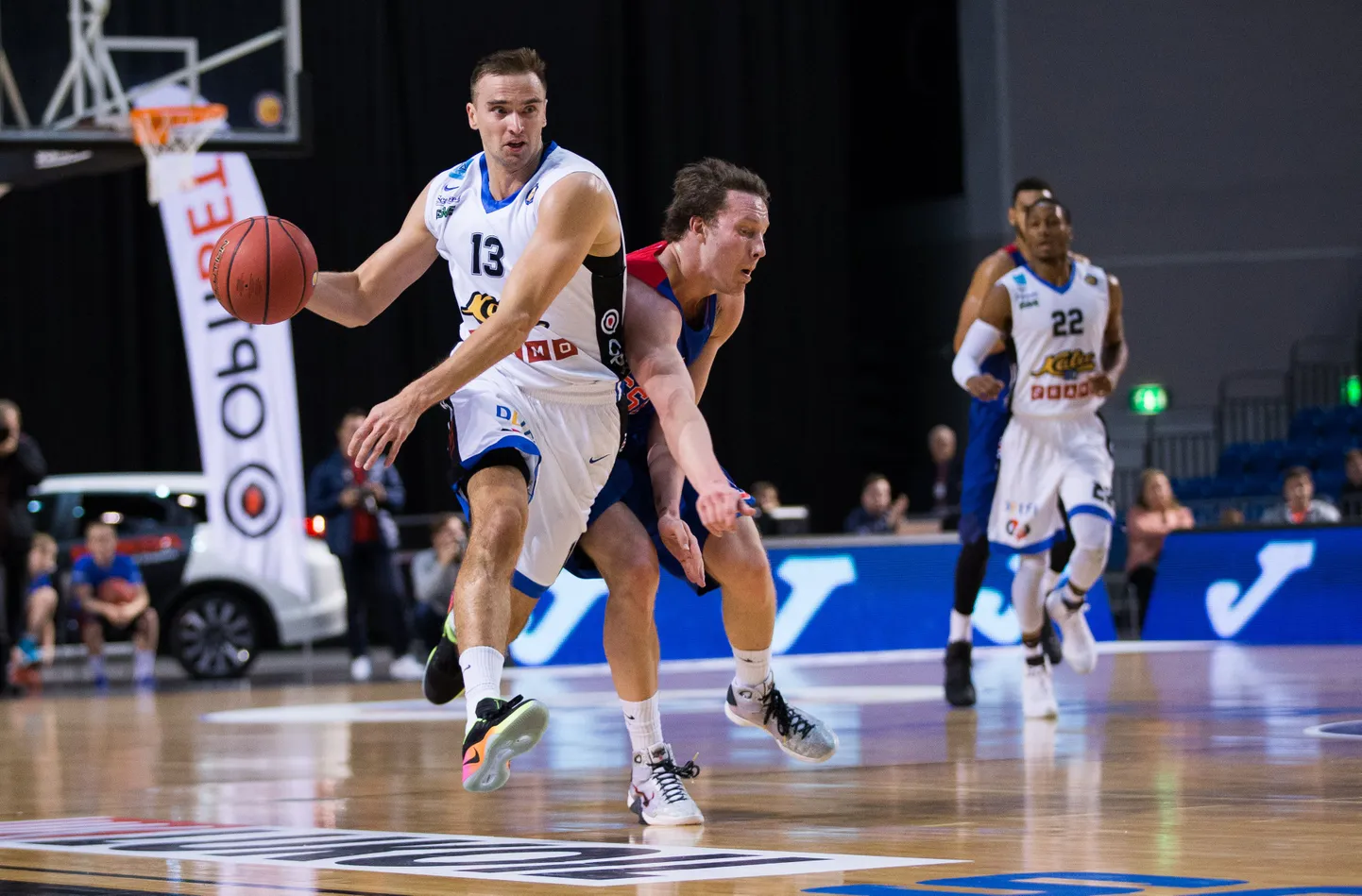 Kalev/Cramo mängijad (valges).