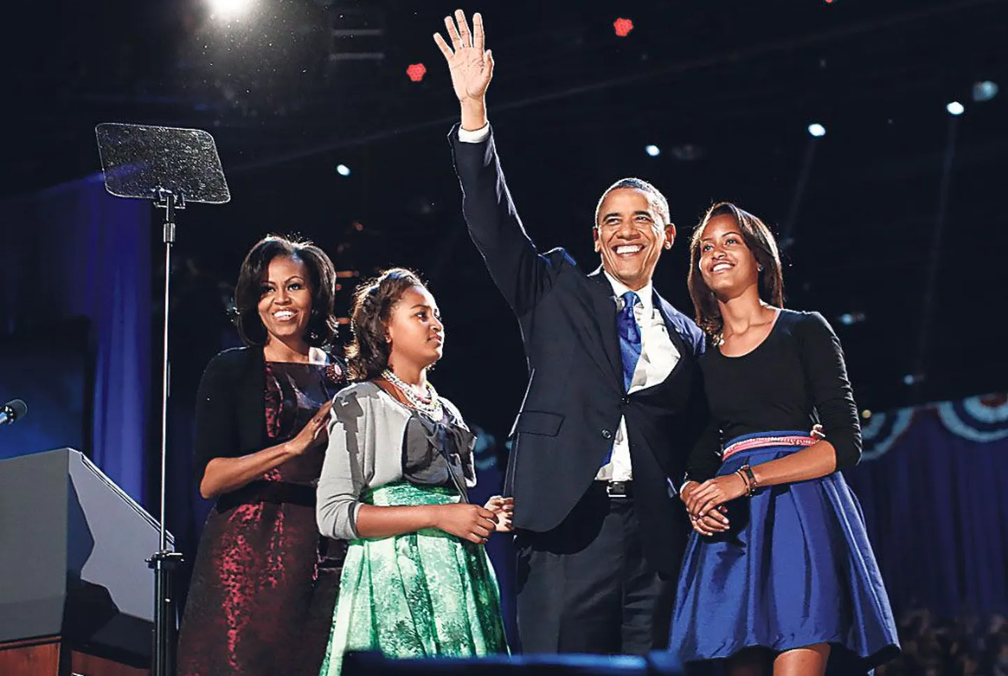 USA esileedi Michelle, tütred Sasha ja Malia ning ametisse tagasi valitud Barack Obama võiduööl rõõmustamas.