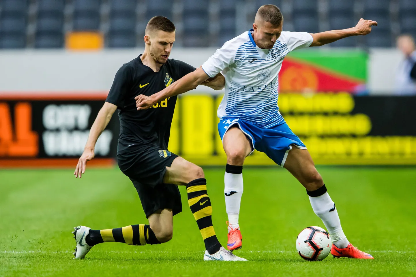 Karol Mets (vasakul) AIKi särgis.