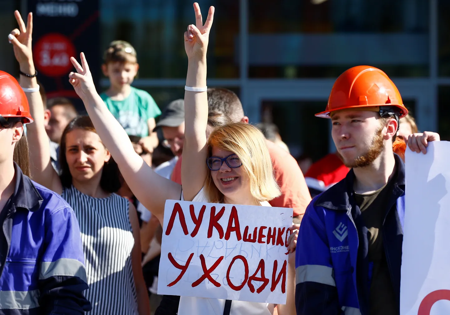 Rahvas MZKT juures meelt avaldamas.