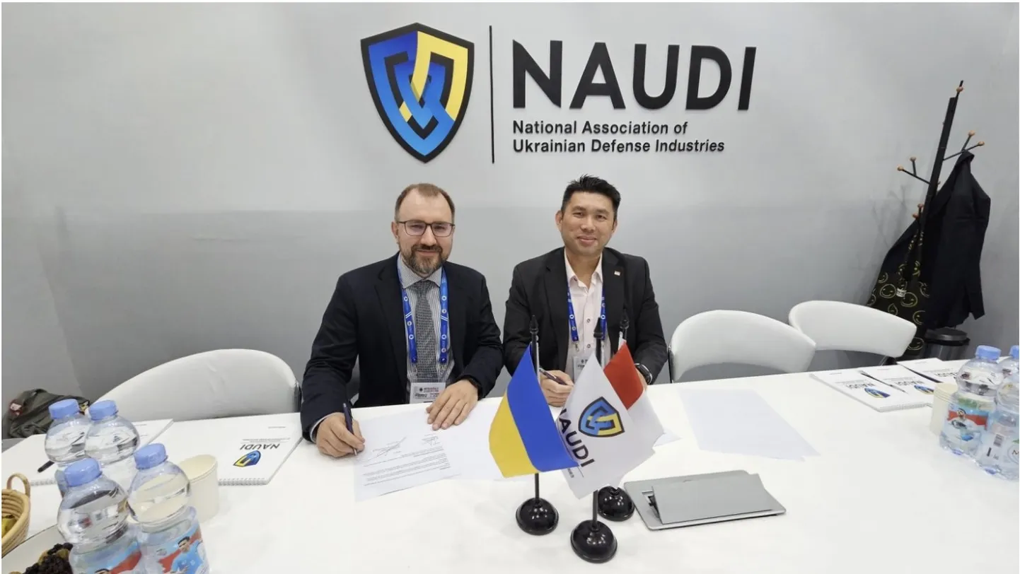 NAUDI tegevjuht Serhii Gontšarov ja DEFINA president Kelvin Chong koostöömemorandumi allkirjastamise ajal.