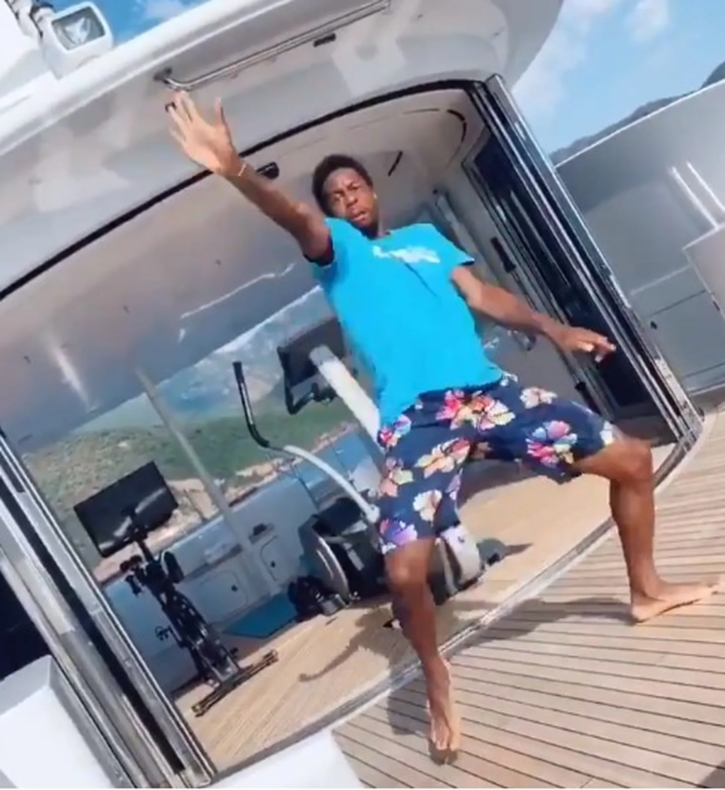 Prantsusmaa tennisetäht Gael Monfils tantsimas.