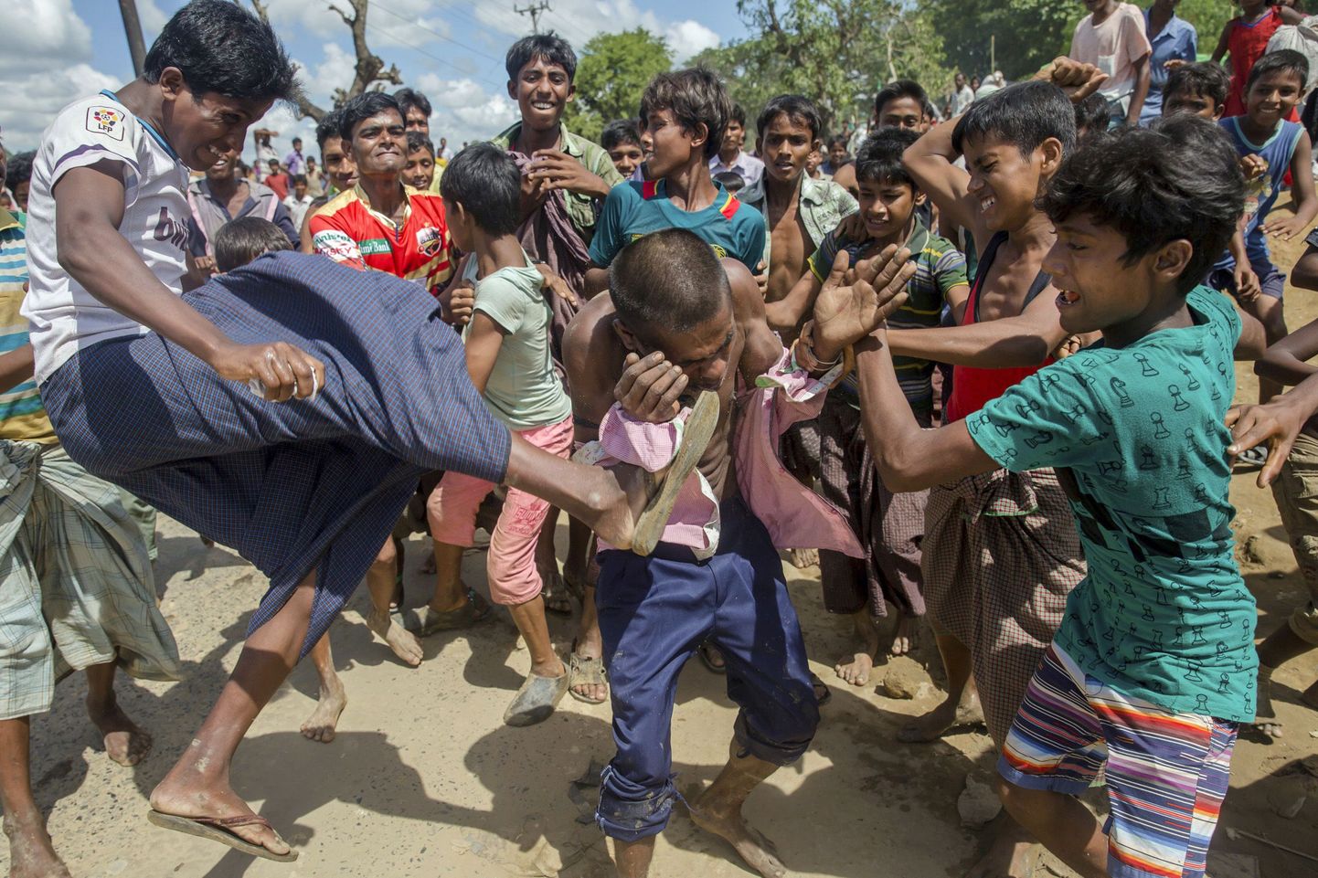 Bз буддисткой Мьянмы (Бирма) в соседнюю Бангладеш бежали почти 400 тысяч исповедующих ислам рохинджа, что привело к началу серьезной этнической чистки.