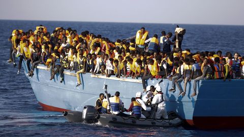 В Средиземном море перевернулась лодка со 120 беженцами на борту
