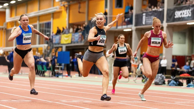 Sisehooajal peetakse kergejõustikuvõistlusi TÜ spordihoones, kus on head tingimused. Kuid Tartu spordiseltsile Kalev teeb muret, et sealne treeningute maht võib noortel kokku kuivada, sest halli rent on kallis.