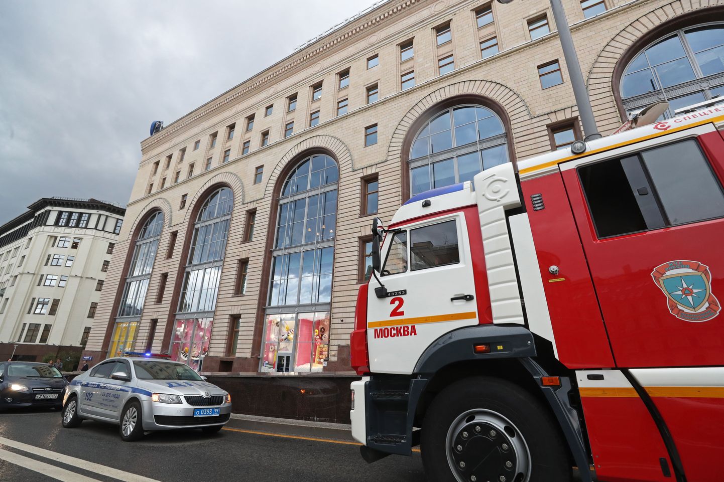 Päästeameti autod septembris pommiähvarduse saanud lastekaupade kaupluse ees Moskvas Lubjankal.