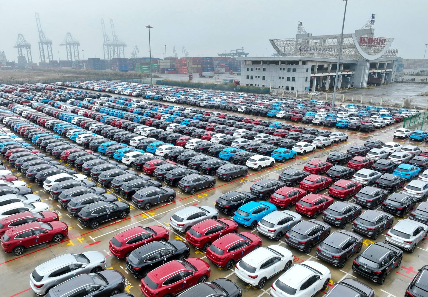 Ekspordiks minevad autod Hiinas Fuzhou sadamas 30. jaanuaril 2024.