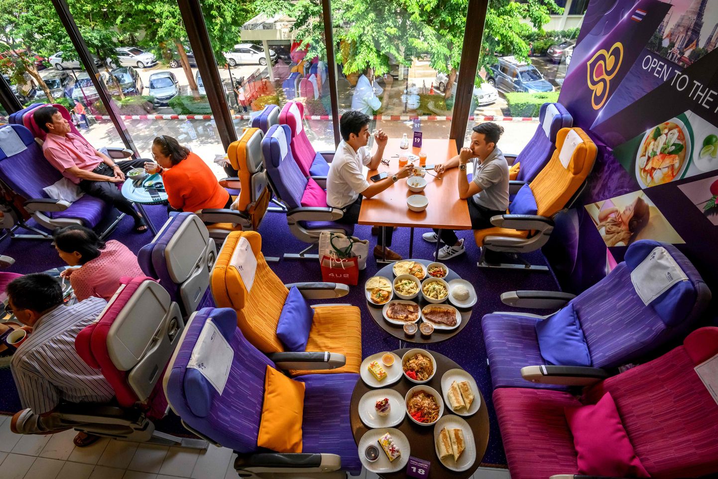 Thai Airways pani septembris oma peakorteris püsti pop-up restorani.