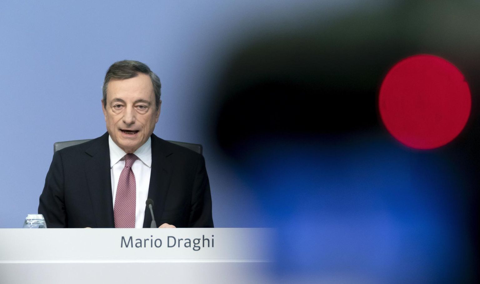 Euroopa keskpanga presidendi Mario Draghi eestvedamisel otsustati eile, et novembrist läheb rahatrükiks. EPA/RONALD WITTEK FOTO: Ronald Wittek/Epa
