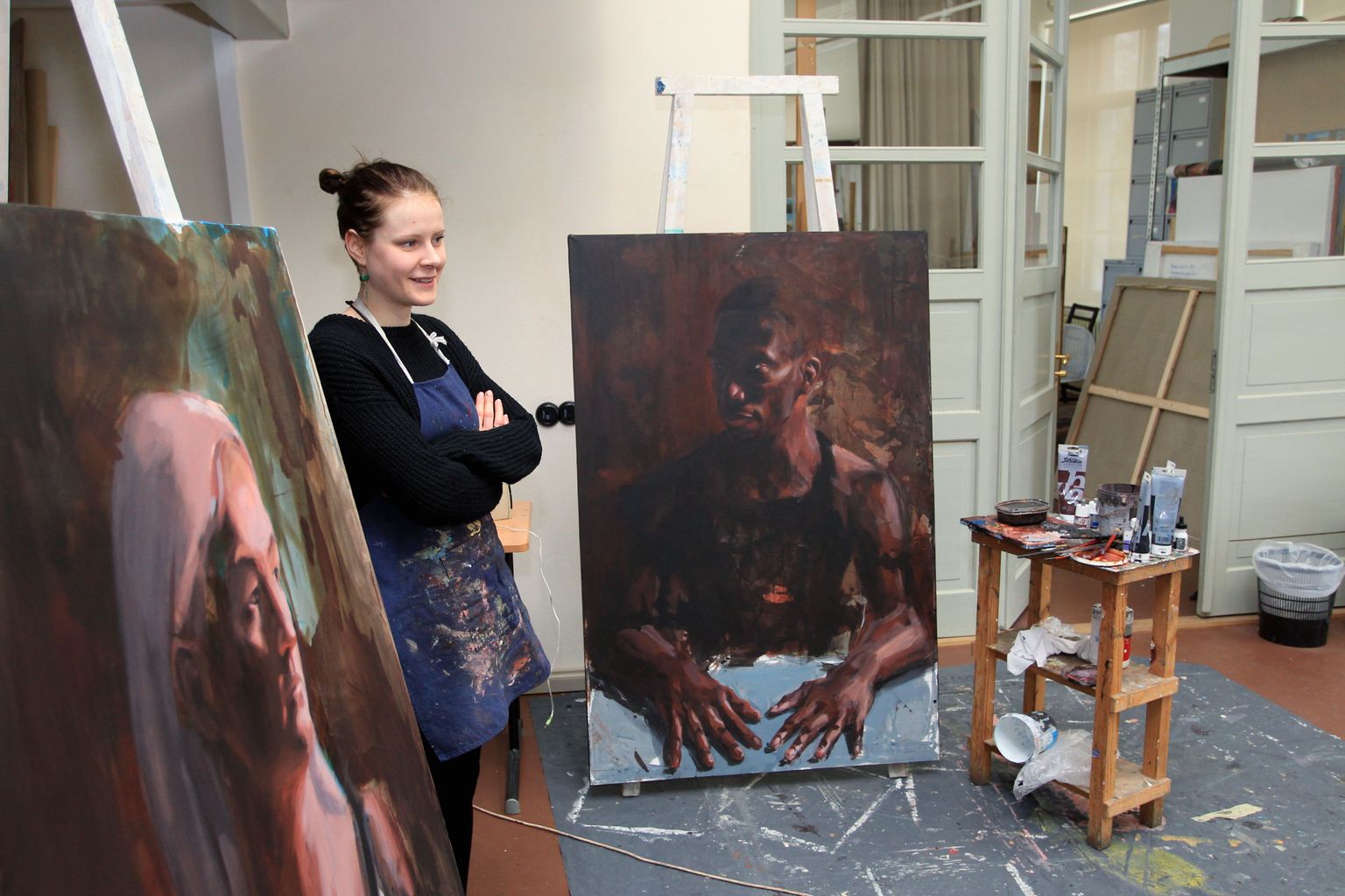Eile keskpäeval tegi maalieriala üliõpilane Siiri Jüris vanas anatoomikumis magistritööd «Kahe vahel», mis koosneb kahest portreemaalist.