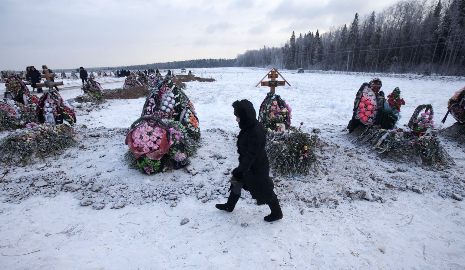 Värsked hauad Permi Põhjakalmistul.