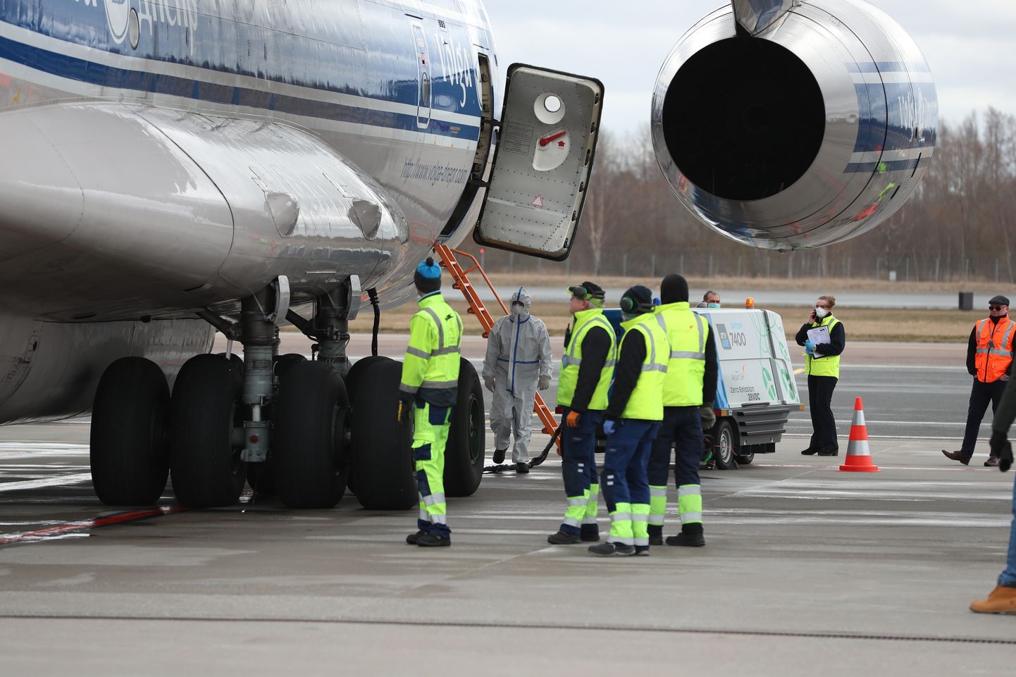 Hiinast jõudis Eestisse lennuk, lastiks isikukaitsevahendid PERHile.
