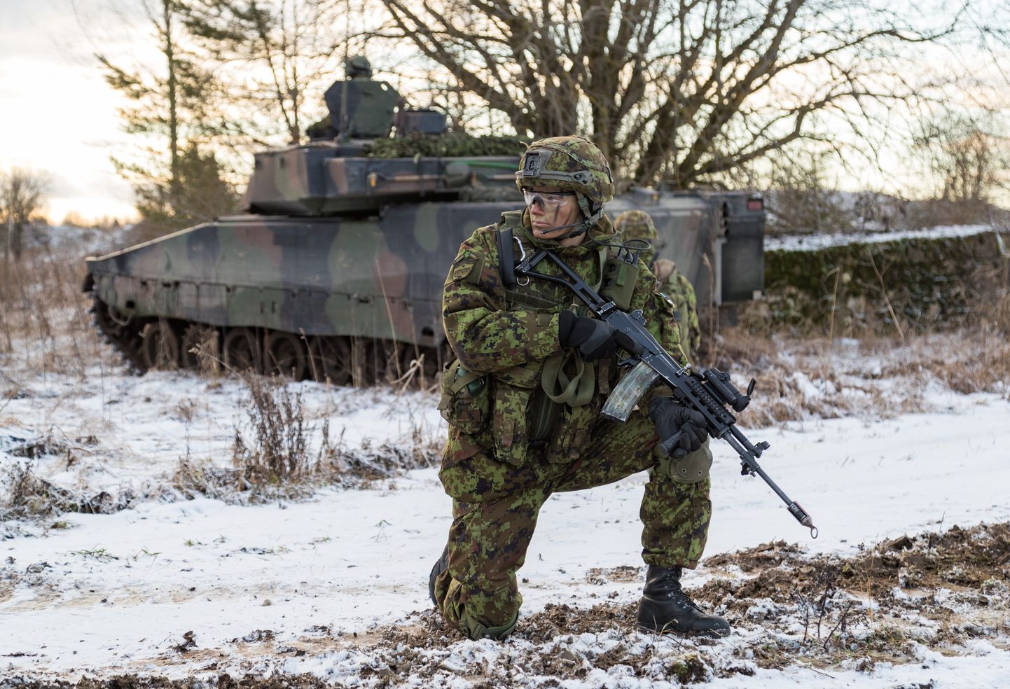 Ajateenijad harjutamas CV90 lahingumasinate ja Scoutspataljoni kaitseväelastega.