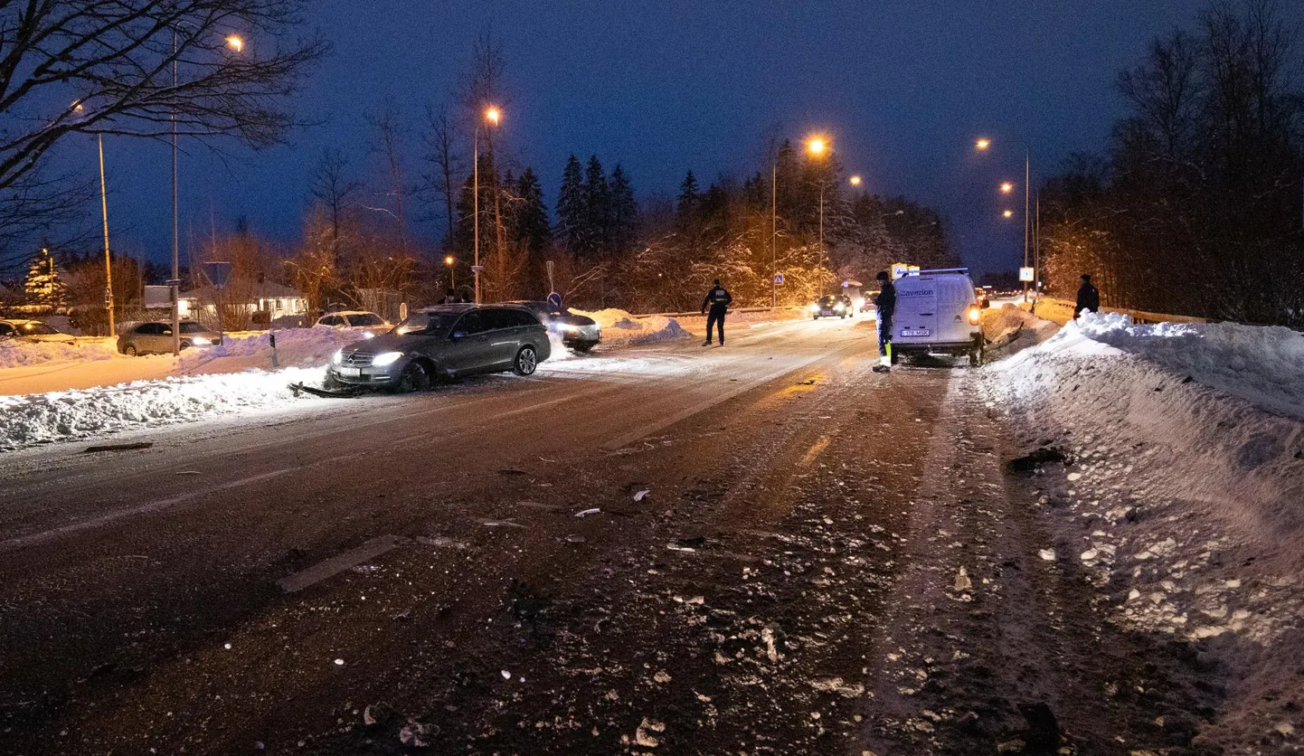 Mercedese juhi hooletuse tõttu põrkasid omavahel kokku kolm autot.
