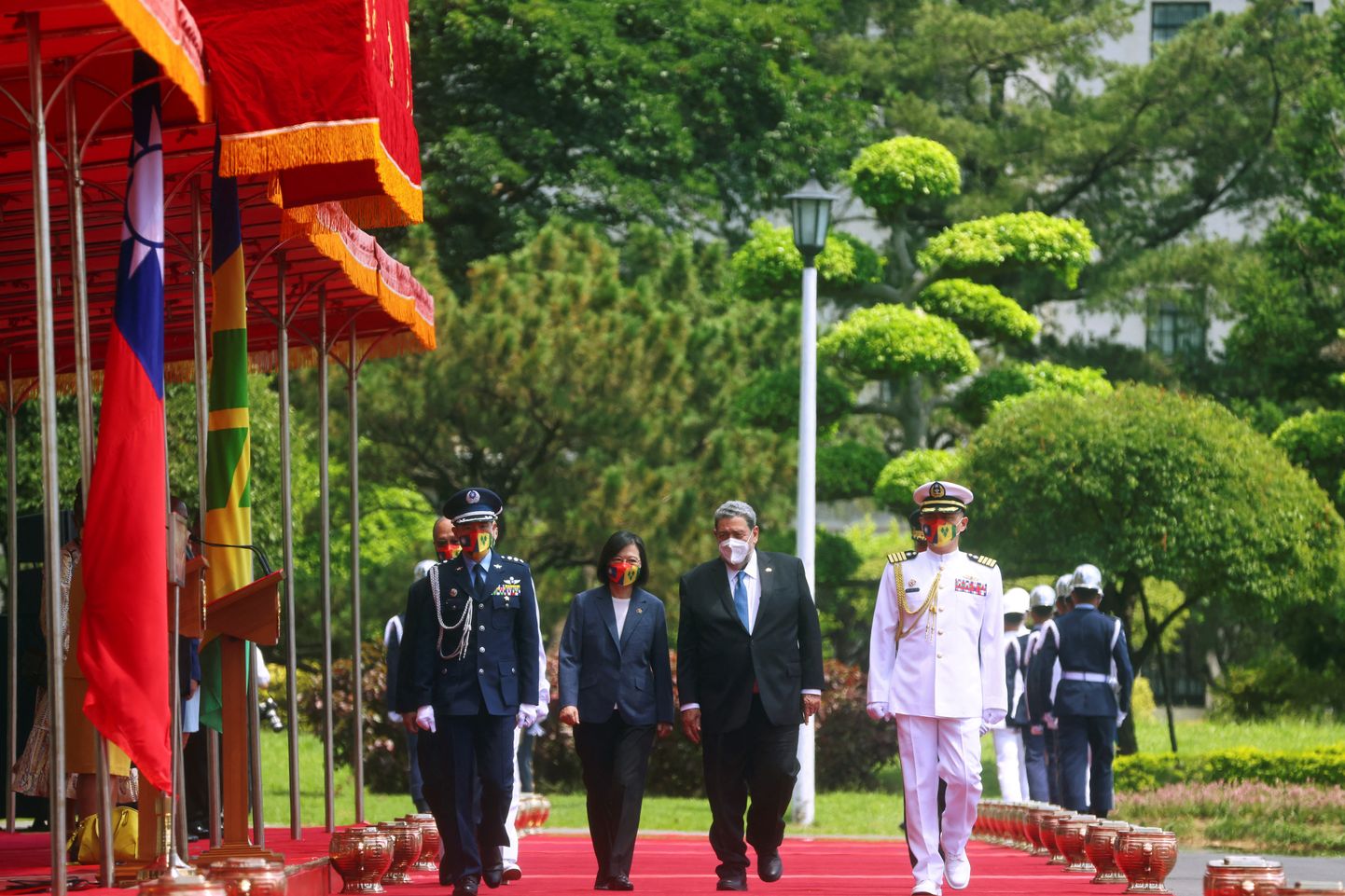 Vaatamata uutele Hiina sõjaväelistele õppustele alustas Taiwan töönädalat tavapärases diplomaatilises rütmis, kui president Tsai Ing-wen võõrustas esmaspäeval Taipeis presidendipalees Saint Vincent ja Grenadiinide peaministrit Ralph Gonsalvest.