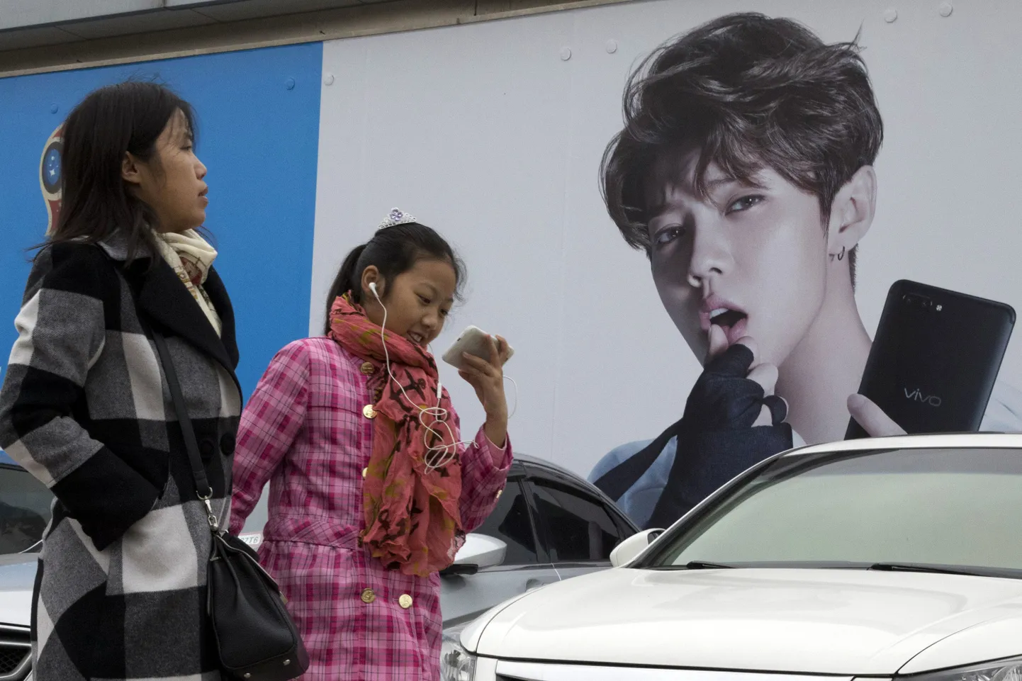 Lu Han on hiina teismeliste iidol, ked atuntakse ka Hiina justin Bieberina. Nüüd nõuab riiklik propaganda, et mehed ei tohi olla "liiga naiselikud".