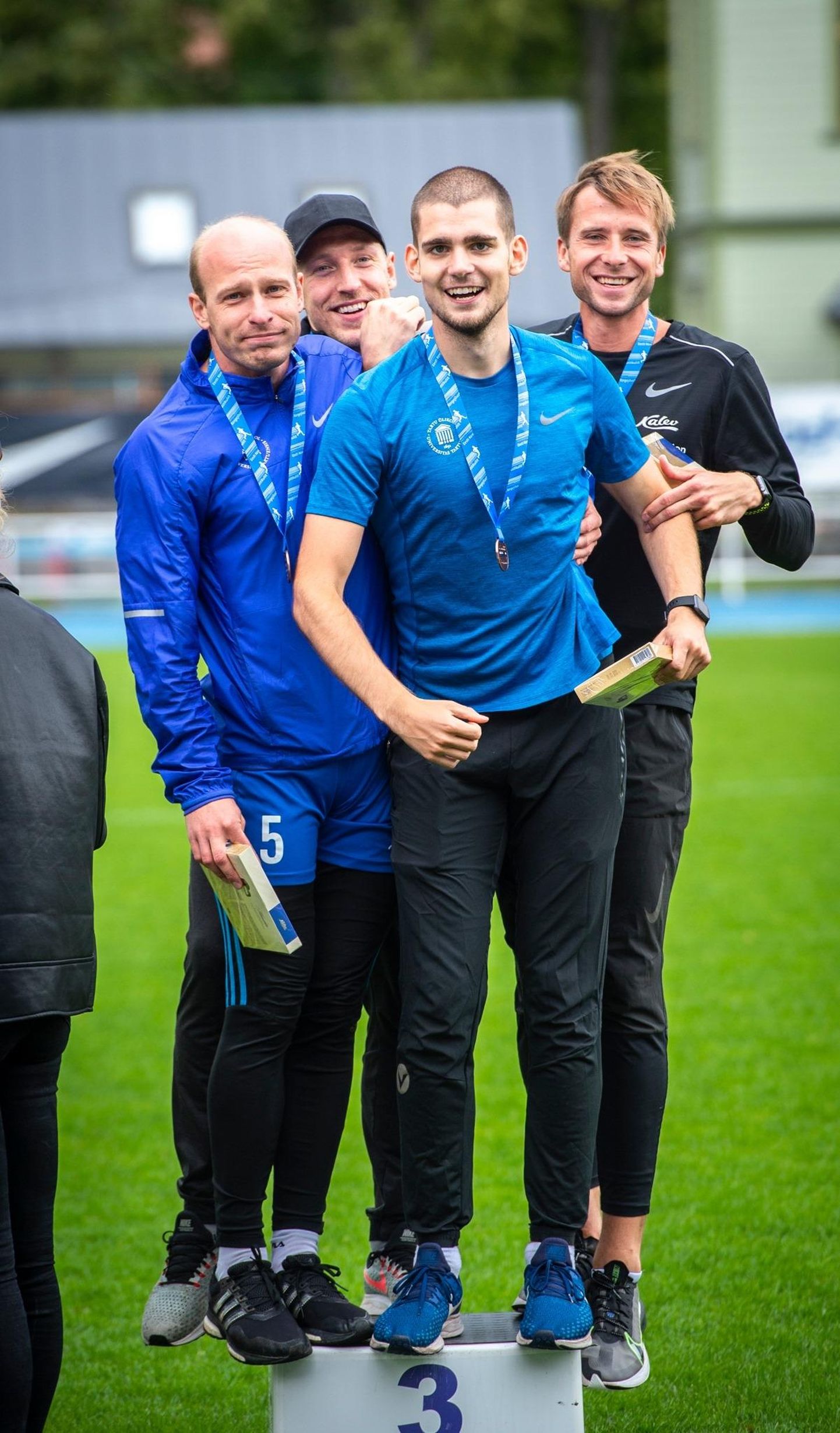 Väikses Rootsi teatejooksus Tartu Ülikooli Akadeemilise Spordiklubi eest kaasa teinud ja Eesti meistriks tulnud Teet Meerits (vasakul) võitis meeste 4 × 100 meetri teatejooksus pronksi.