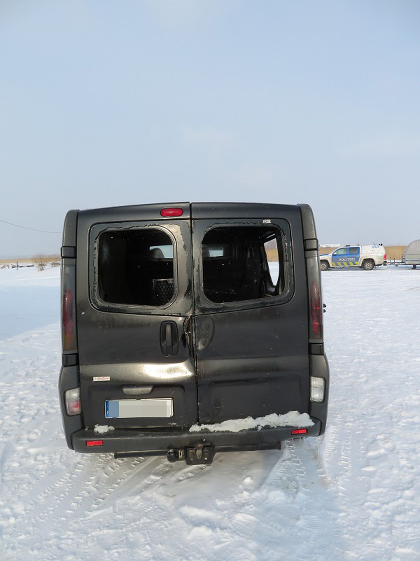 Водитель микроавтобуса, провалившегося под лед в порту Муналайу, был очень сильно пьян.