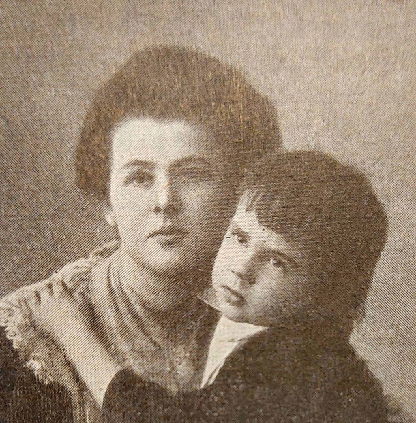Aino Kallase ning tema ja Oskar Kallase esimene poeg Sulev juubeliraamatus «Postimees 1857-1907».