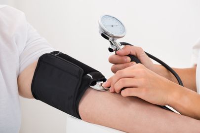 Doctor Checking Blood Pressure Of Patient. Давление. Иллюстративное фото.