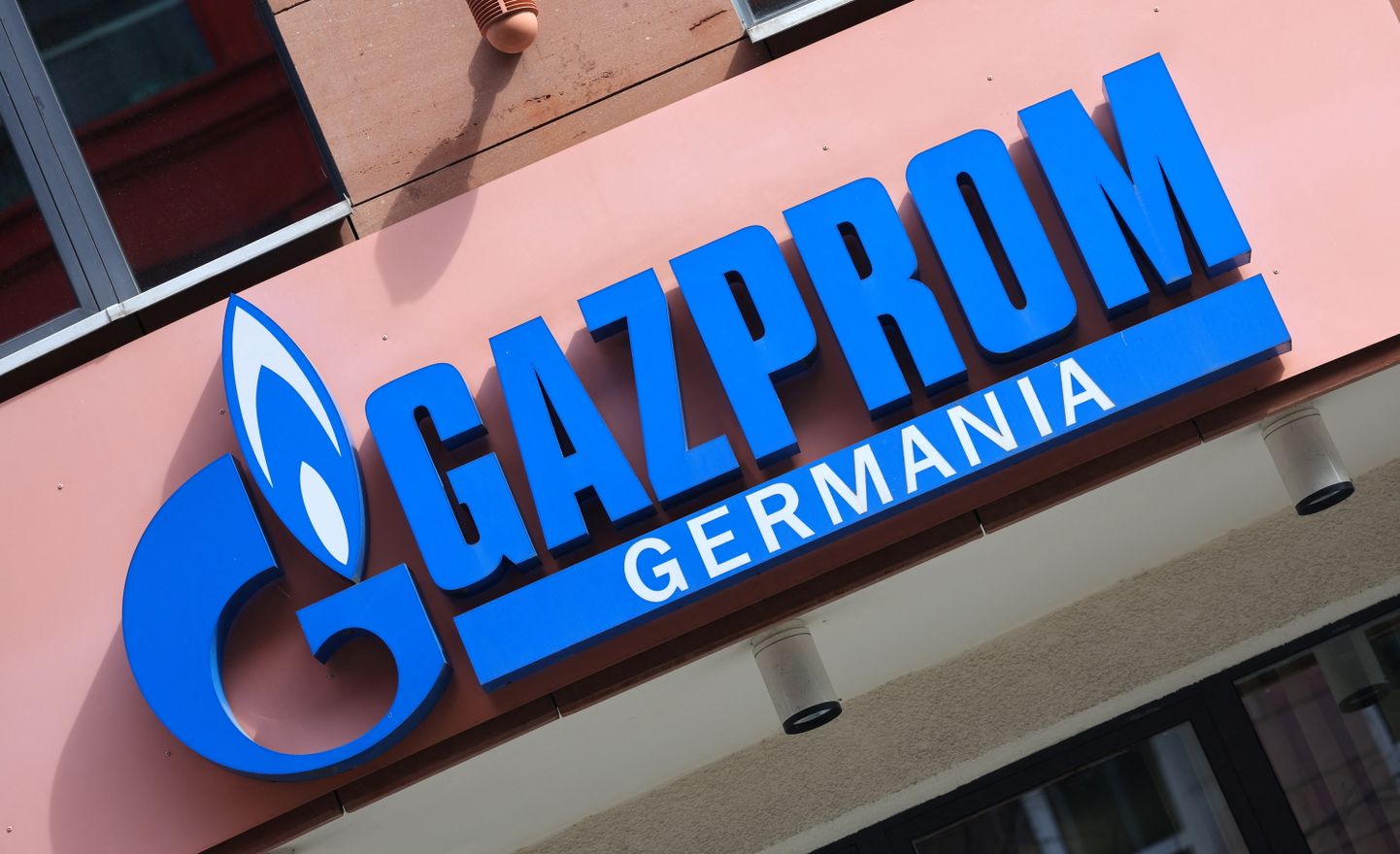 Gazprom Germania logo Berliini hoonel. Saksamaa kaalub Venemaa energiafirmade tütarettevõtete riigistamist.