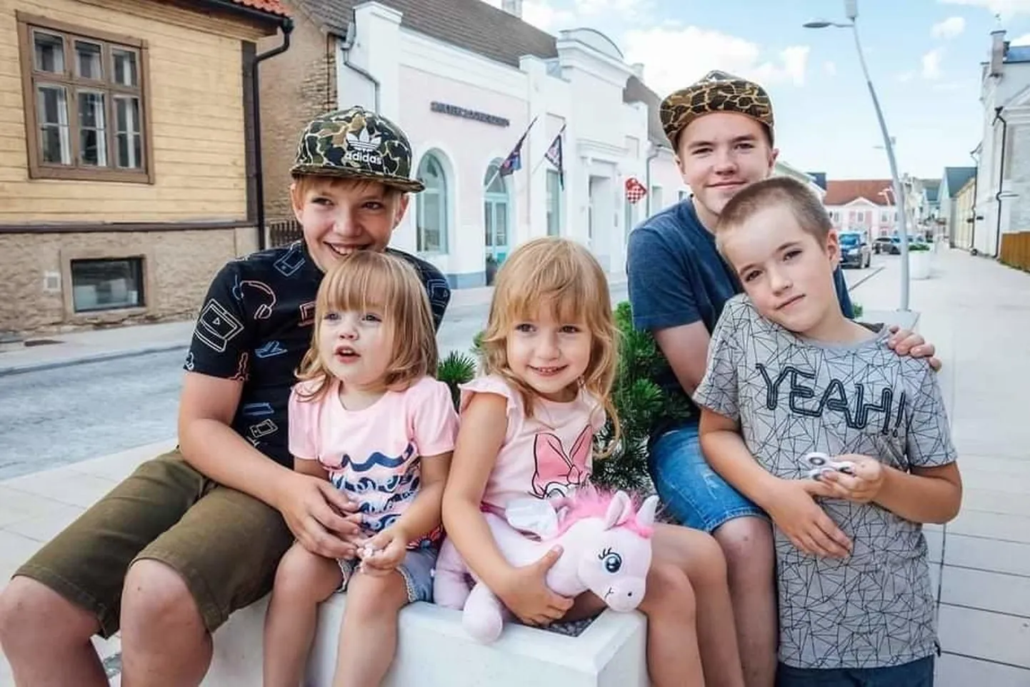 Masingute pere lapsed. Vasakult: Karl Marten, Lili Johanna, Nora Annabel, Sten Magnus ja Kris Magnar. Ema kõneles, et iga lapse sünd on kujundanud tema perspektiive ümber. Alles pärast viie lapse sündi on ta tõeliselt õppinud hindama elu tähendust ja väärtust.