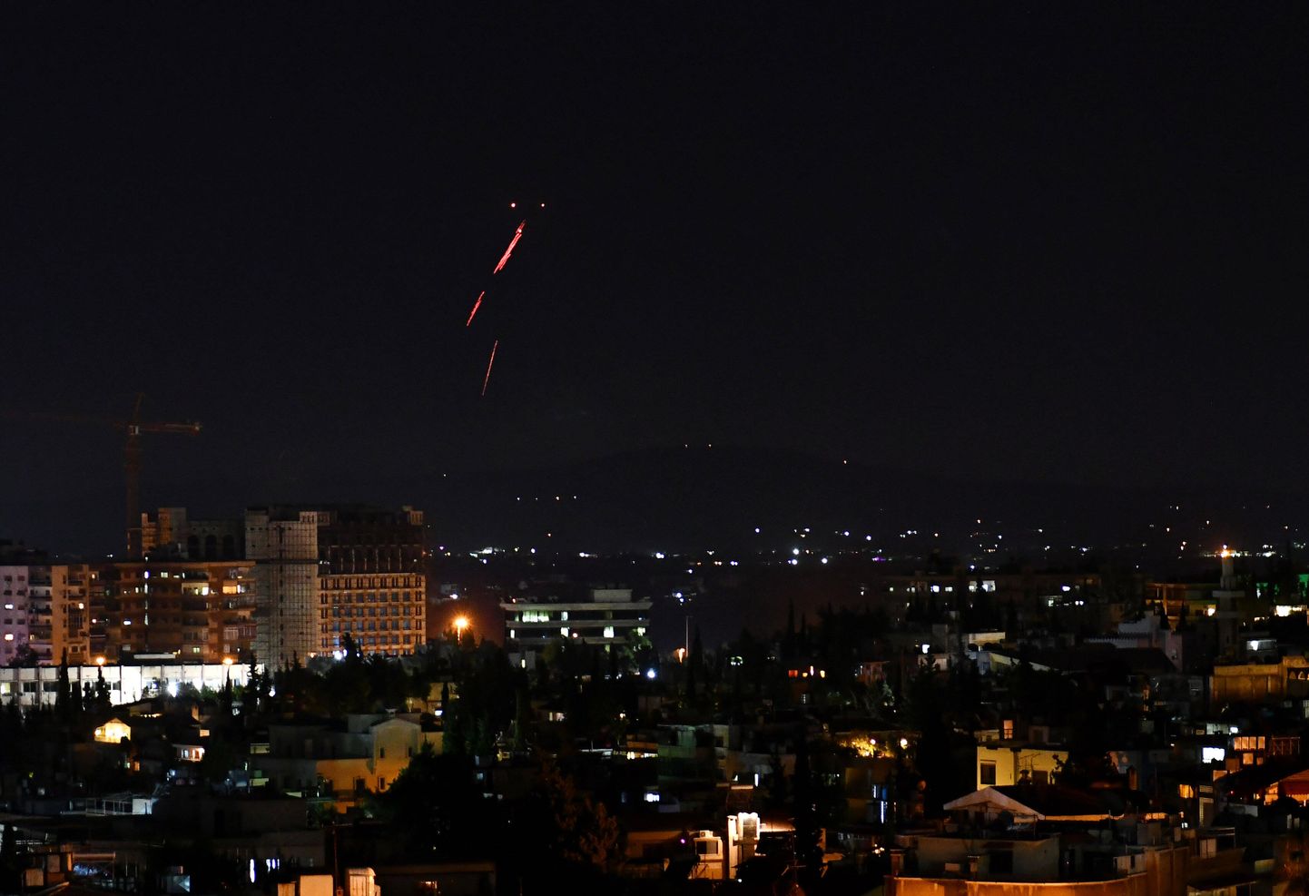 Süüria õhutõrje Damaskuse öötaevas.